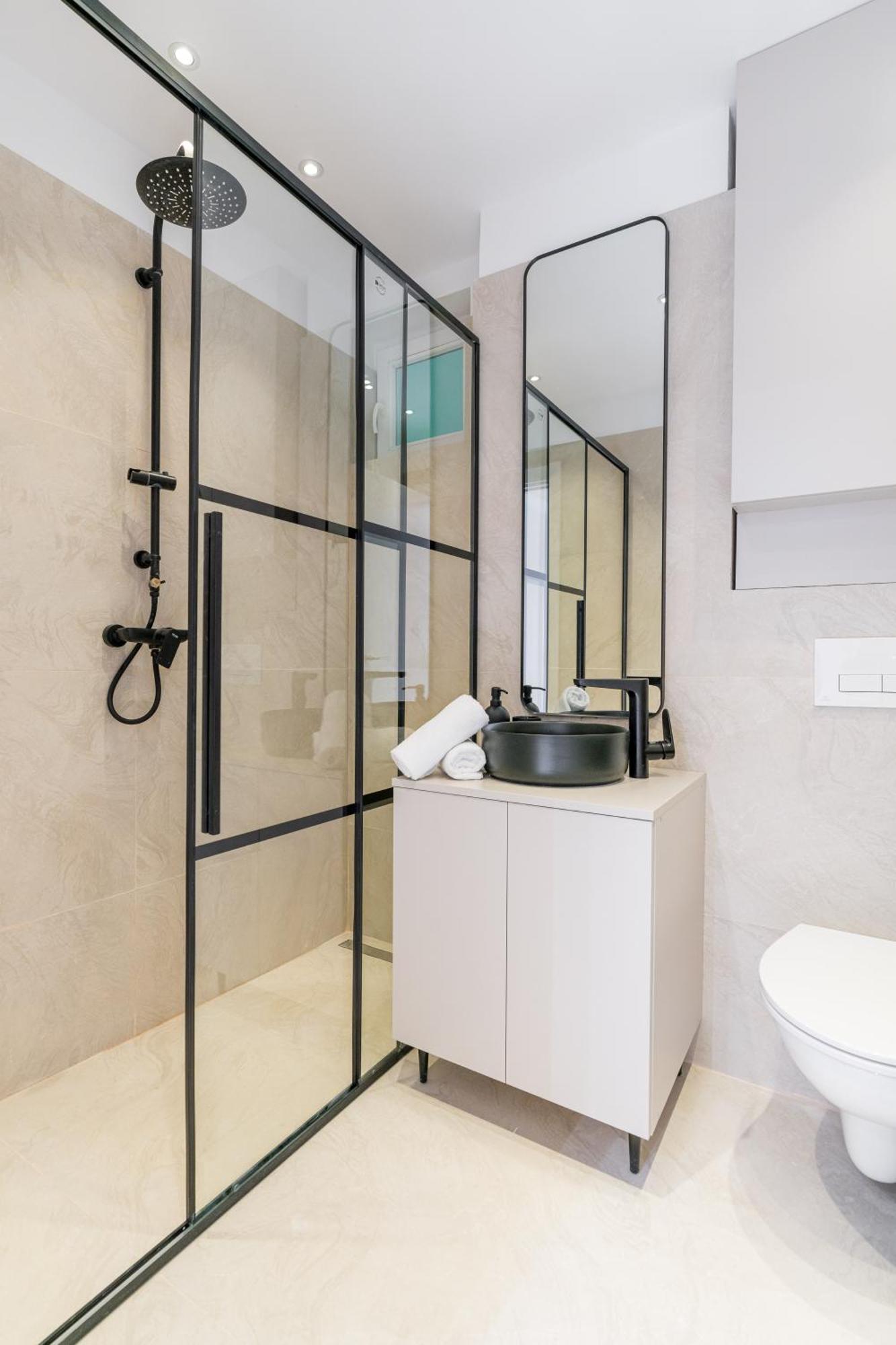Ultra-modern Luxury - Spacious & Elegant
